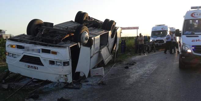 Tarım işçilerini taşıyan midibüs devrildi: 32 yaralı