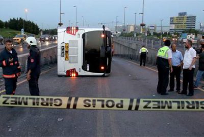 Metrobüs devrildi: 10 yaralı