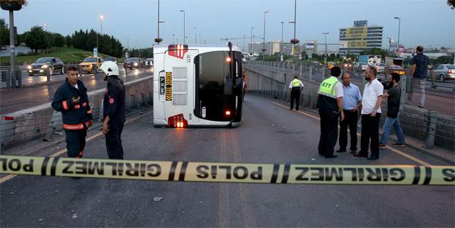 Metrobüs devrildi: 10 yaralı