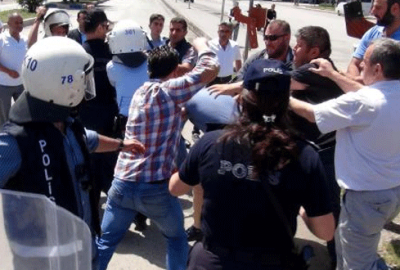 Çelenkli protestoda kavga