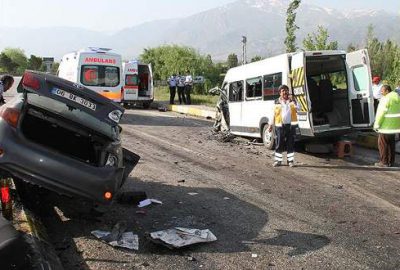 Tarım işçilerini taşıyan minibüsle otomobil çarpıştı: 26 yaralı