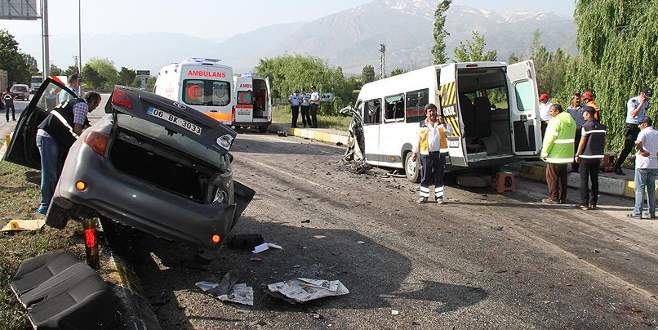 Tarım işçilerini taşıyan minibüsle otomobil çarpıştı: 26 yaralı