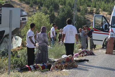 İşçileri taşıyan minibüs devrildi: 24 yaralı