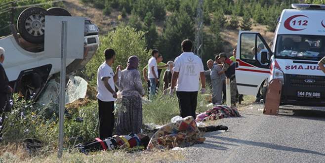 İşçileri taşıyan minibüs devrildi: 24 yaralı