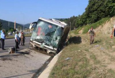 Yolcu otobüsü devrildi : 37 yaralı
