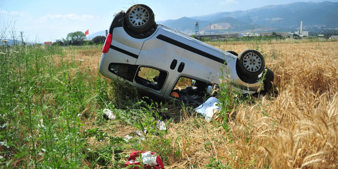 Bursa’da ‘kamyon tarafından sıkıştırılan’ araç takla attı