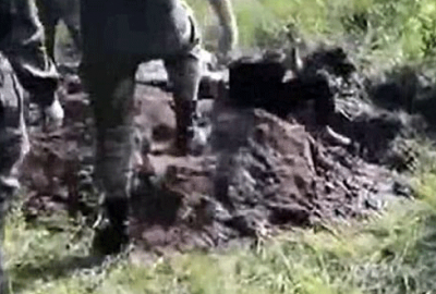 Ukrayna askerleri Rus ayrılıkçıyı diri diri gömdü