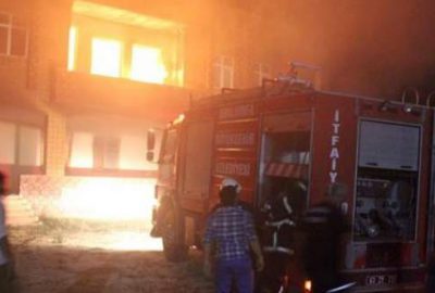 Söndürmesin diye itfaiyeye ateş açtılar!