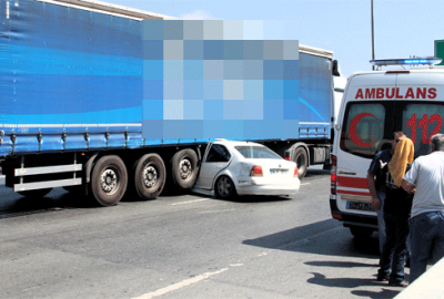 Otomobil ile TIR’ın altına girdi, burnu bile kanamadı