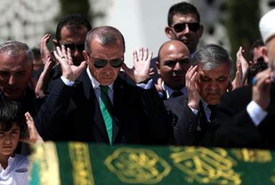 Erdoğan ve Gül tabutu birlikte omuzladı