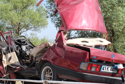 Otomobil reklam panosuna çarptı: 4 ölü, 1 yaralı