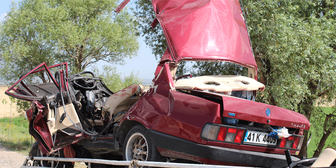 Otomobil reklam panosuna çarptı: 4 ölü, 1 yaralı