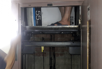 Mahsur kaldığı asansörde 1.5 saat kurtarılmayı bekledi