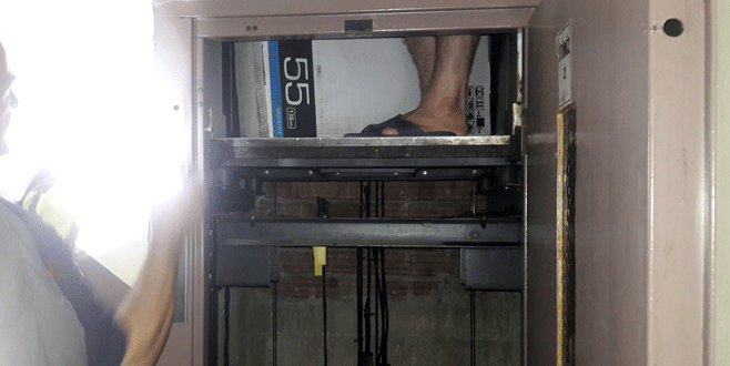 Mahsur kaldığı asansörde 1.5 saat kurtarılmayı bekledi