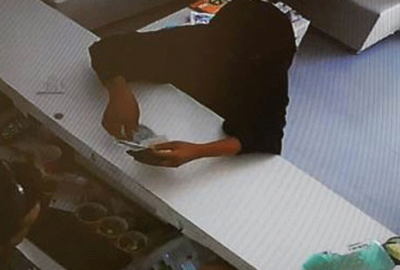 Çarşaflı hırsız yakalanınca çırılçıplak kaçtı!