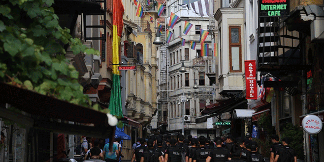 Taksim’de LGBTİ eylemine polis müdahalesi