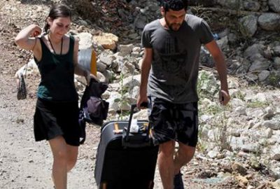 Eline valizini alan kaçıyor