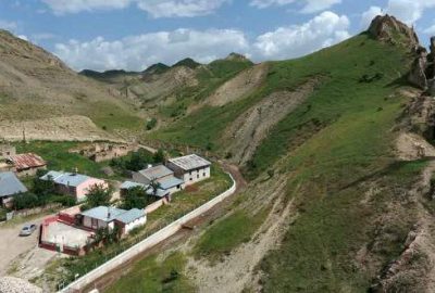 Görenler şaşırıyor! Cami köyde, minareler tepede