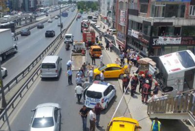 Yolcu midibüsü iki metre yüksekten yere çakıldı