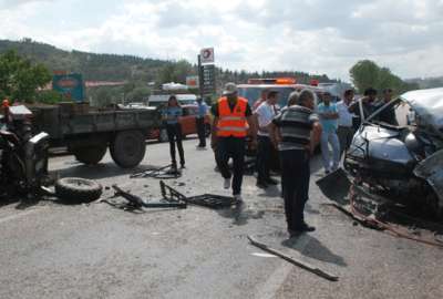 Araçlar kafa kafaya çarpıştı! 1 ölü 6 yaralı