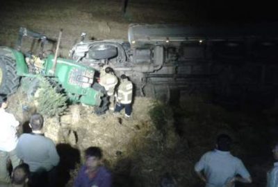 TIR, saman yüklü traktöre çarptı: 2 ölü