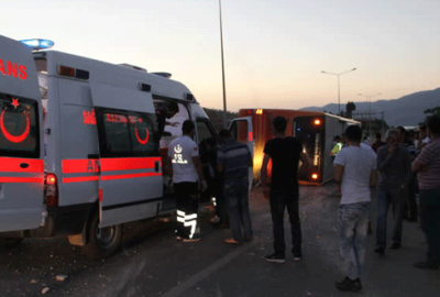 Yolcu otobüsü devrildi: 27 yaralı