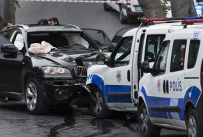 Lüks arabadan inip polisle çatıştılar!