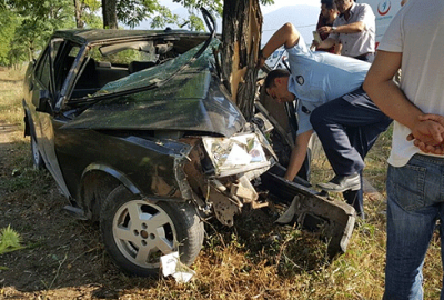 Bursa’da yoldan çıkarak ağaca çarptı