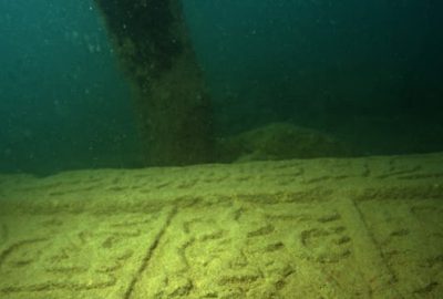 Tarihi mezar taşları iskeleden çıktı