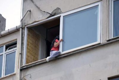 Polis kapıyı kırarak kurtardı