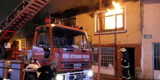 Bursa’da iki katlı bina kül oldu