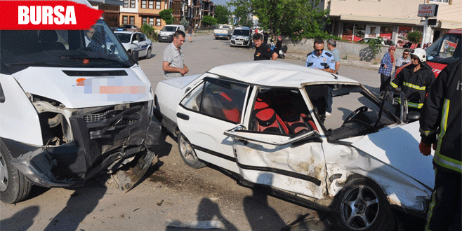 Engelli öğrencileri taşıyan servis, otomobille çarpıştı