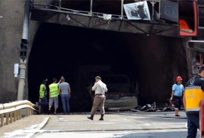 Tiner yüklü TIR tünel girişine çarptı: 5 ölü