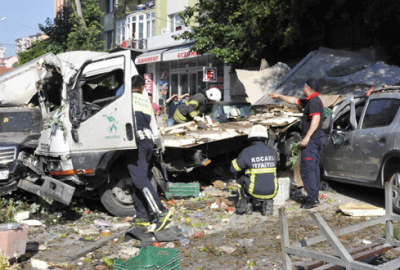 Freni patlayan kamyonet 4 aracın üzerine uçtu