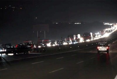 TIR yandı, 15 kilometrelik araç kuyruğu oluştu