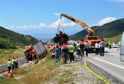 Katliam gibi kaza: 5 ölü, 3 yaralı