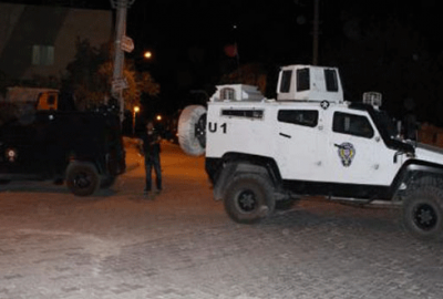 Bomba, polis aracının geçişinden saniyeler sonra patladı! Yaralılar var