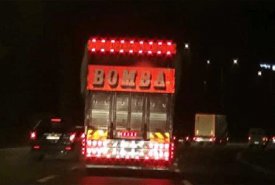 Kasasında bomba yazan kamyon paniğe yol açtı