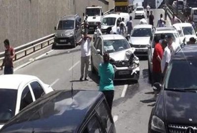 15 araç birbirine girdi