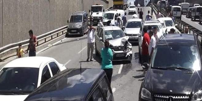 15 araç birbirine girdi