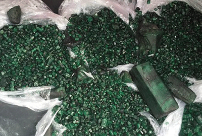 Çay kutusunda 1 milyon dolarlık zümrüt