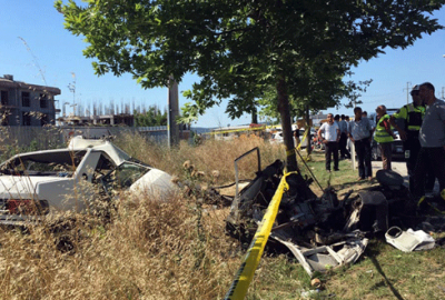 Otomobil ağaca çarptı: 2 ölü, 3 yaralı