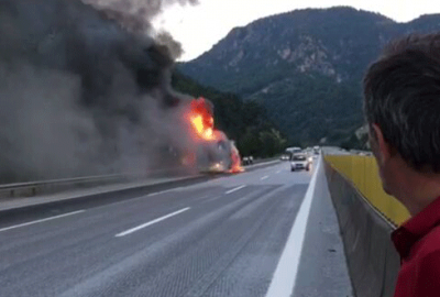 Seyir halindeki yolcu otobüsü alev alev yandı