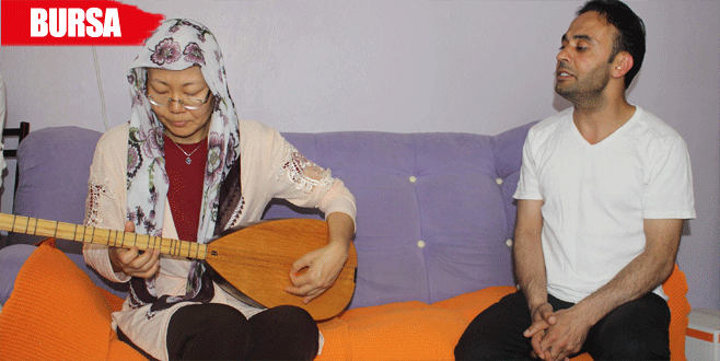 Japon gelin kanseri bağlama çalarak yenmeye çalışıyor Japon gelin kanseri bağlama çalarak yenmeye çalışıyor