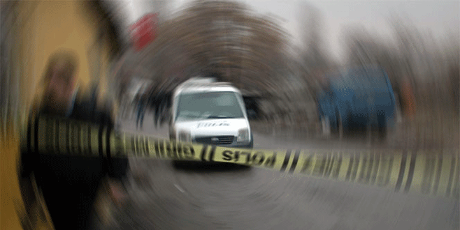 Boğazı kesik ve çenesinden tüfekle vurularak ölmüş vaziyette bulundu