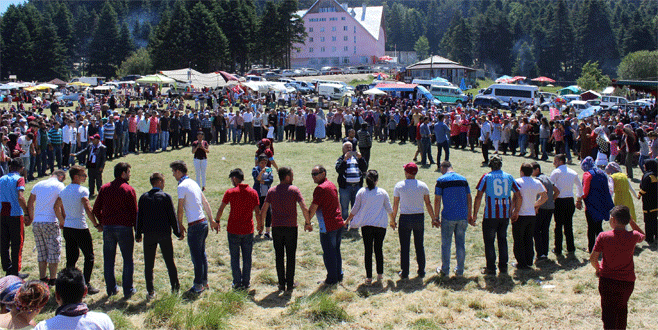 Bursa’da 10 saat hiç durmadan horon teptiler