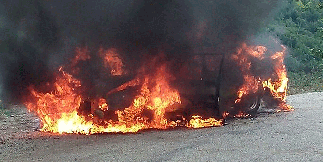 Bursa’da seyir halindeki otomobil alev alev yandı Bursa’da seyir halindeki otomobil alev alev yandı