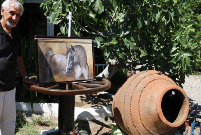 Ressam Ülkü Acar, Edremit'in Zeytinli Mahallesi'nde sanat bahçesi oluşturdu. Acar,