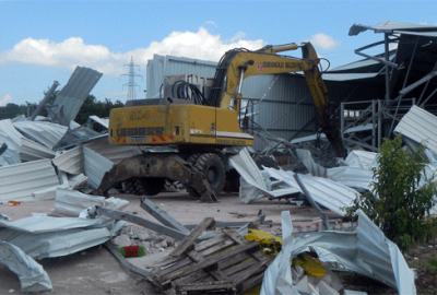 Bursa’da kaçak depo yerle bir edildi