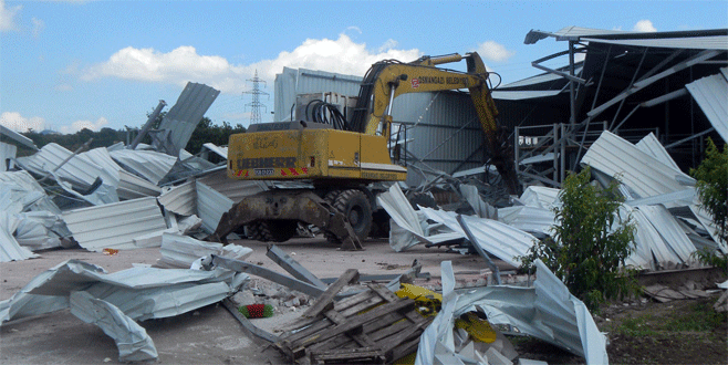 Bursa’da kaçak depo yerle bir edildi